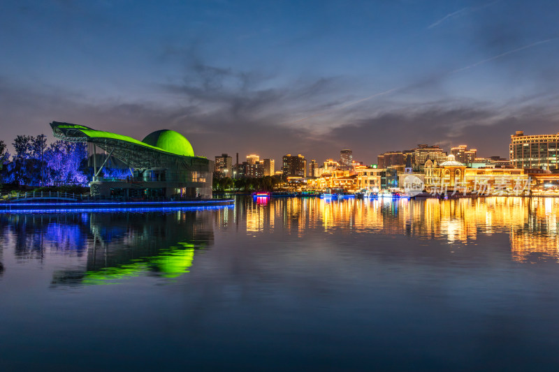 北京朝阳公园湖畔夜景城市建筑群