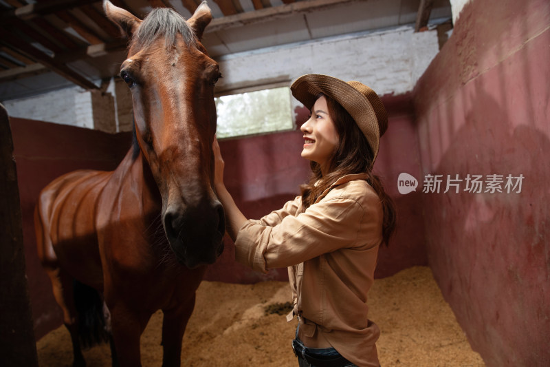 马厩里的青年女人和马