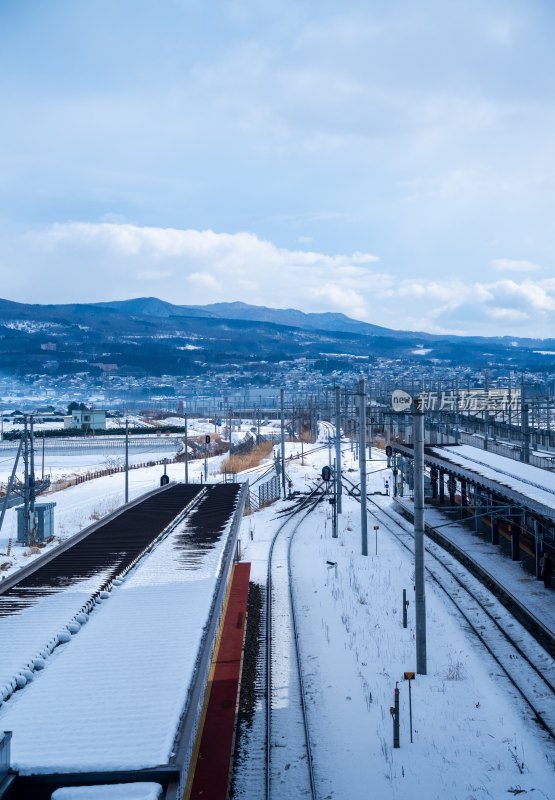 冬日雪景中的铁路与远山