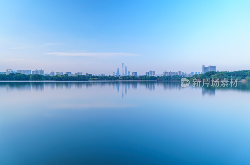 广州海珠湖公园湖景与城市摩天大楼建筑