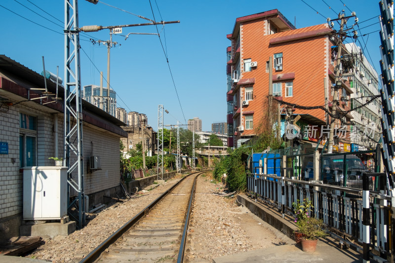 城市中铁道边的建筑及设施景象