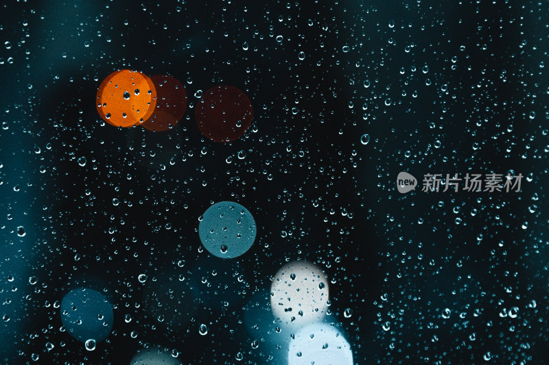 夜晚玻璃上的雨珠