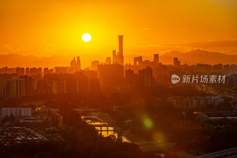 远眺夕阳下的国贸CBD中央商务区中国尊