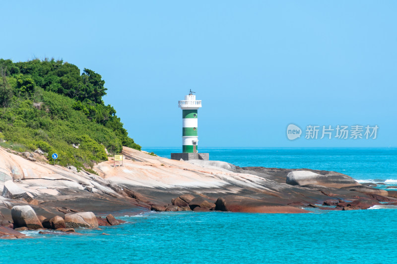 东山岛海边绿白相间灯塔风景