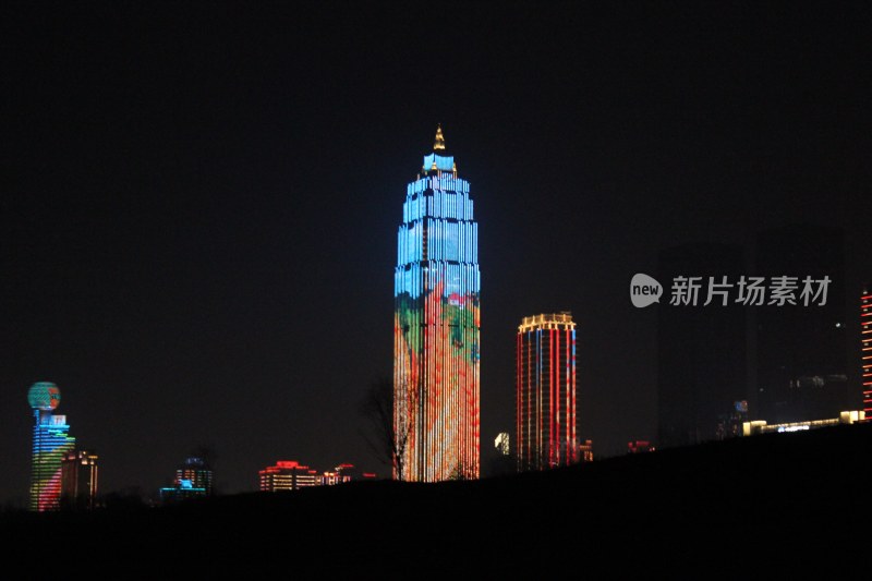 夜景中霓虹闪烁的城市高楼大厦