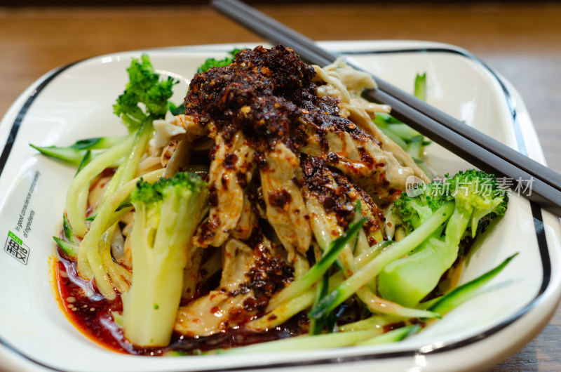 一碗油泼辣子的陕西西安的特色美食凉皮