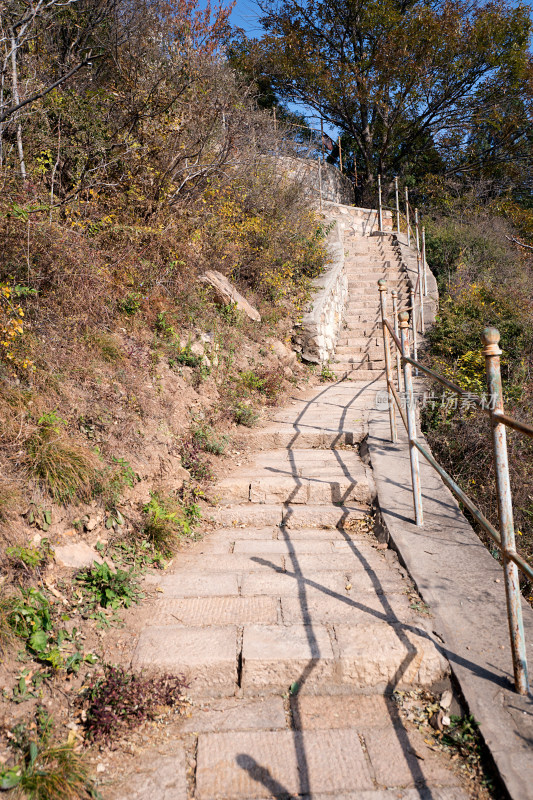 山区景区的石头山路