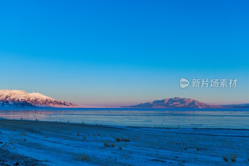 新疆冬季赛里木湖雪景雪山冰湖蓝冰日照金山