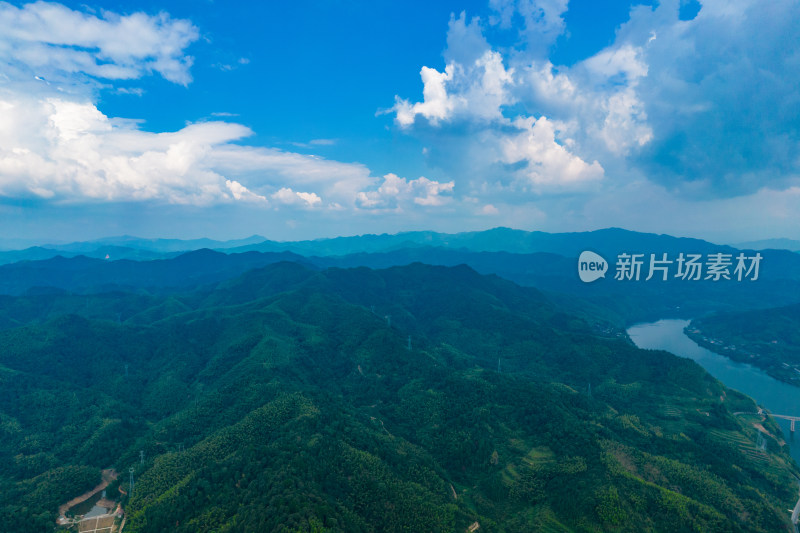 祖国大好河山丘陵山川蓝天白云航拍摄影图