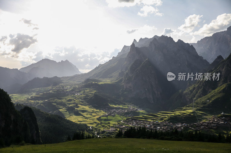 云雾缭绕下的草原山峰