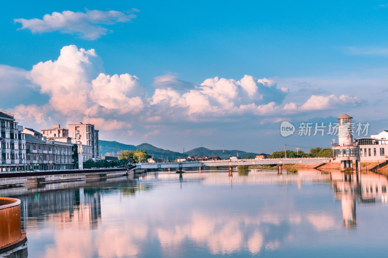 城市建筑的河道和桥