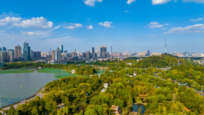 中国湖北武汉地标之龟山电视塔与月湖风景区