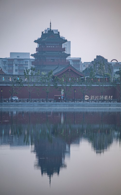 开封府包公湖水边古建筑与城市天际线倒影