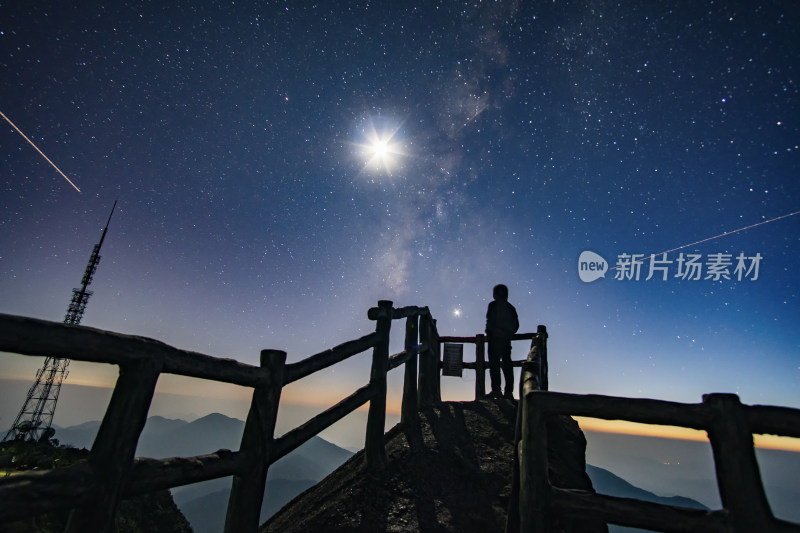 广西桂林猫儿山顶-仰望星空的人的背影