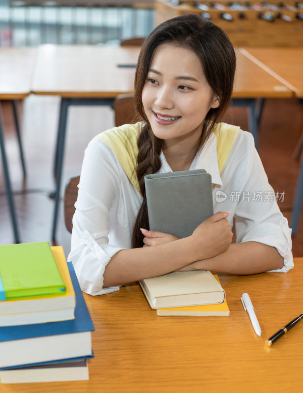 年轻女子在读书