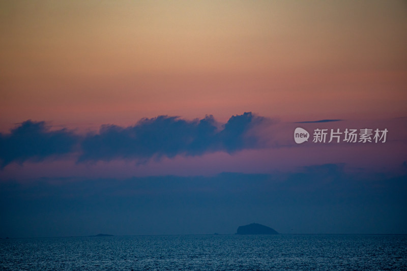 山东烟台东山栈桥海上日出前的朝霞景观