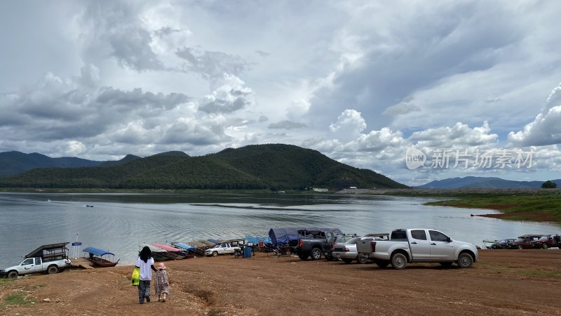 湖畔边的休闲场景