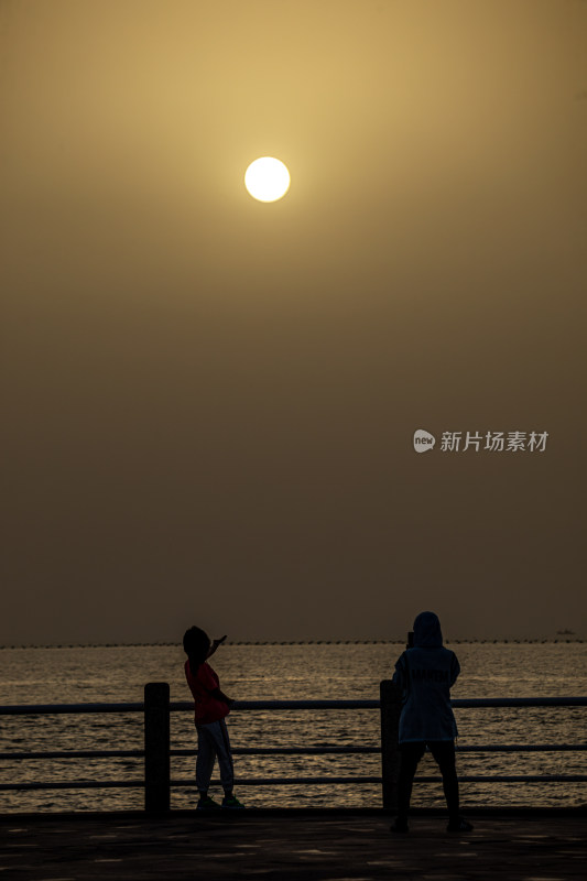 山东日照灯塔景区海上雾色日出景观