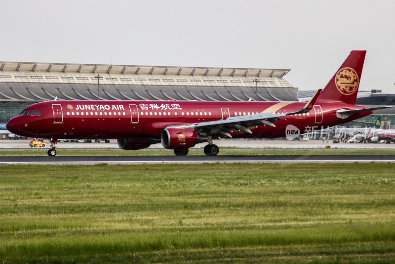 吉祥航空飞机停在机场跑道