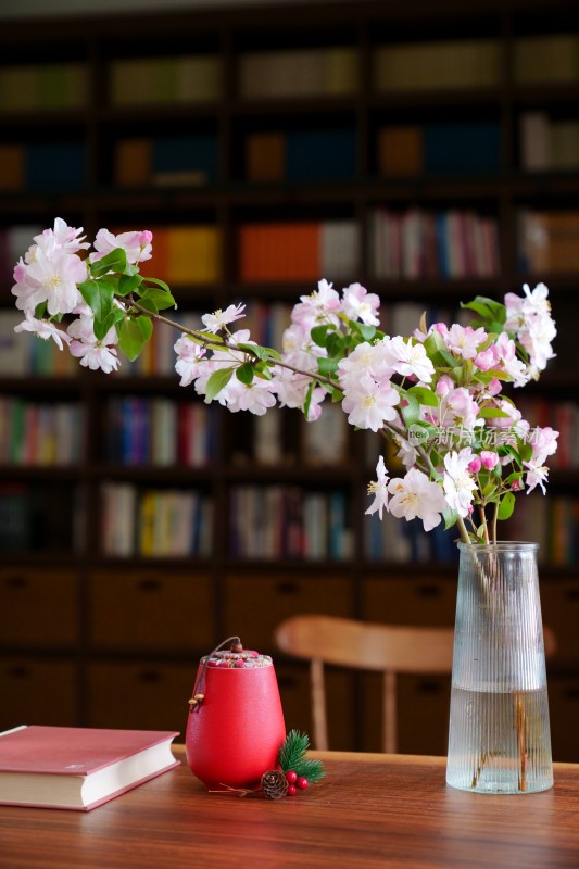 桌子上的花和茶