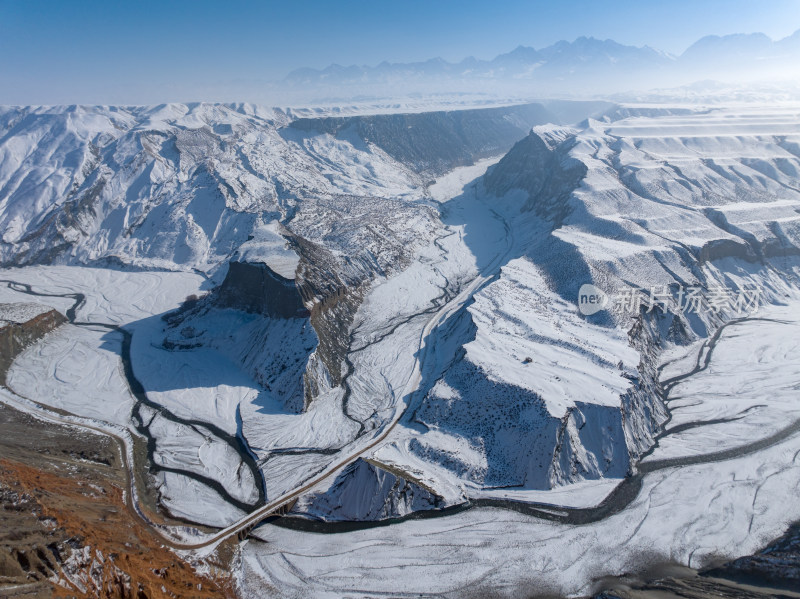 航拍新疆冬季安集海大峡谷雪景雪山山脉河流