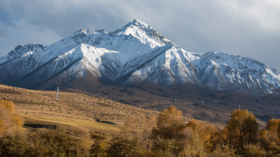 祁连山雪山草堆远景