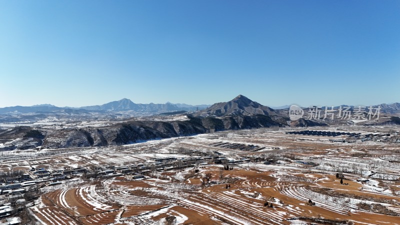 冬季山区雪景与梯田的壮阔风光