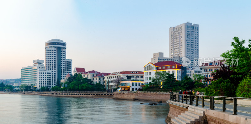 青岛汇泉湾海边城市风光