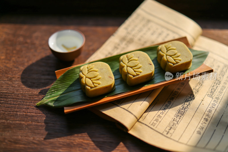 桌子上的中秋节月饼与茶