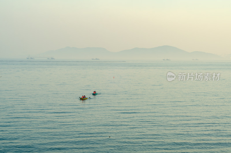 平静的海面上两艘小船