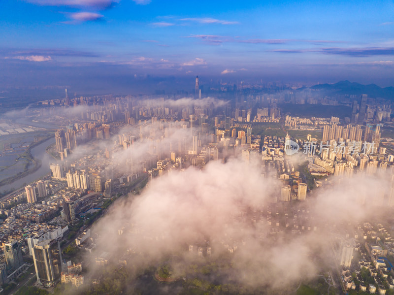 云雾缭绕中的城市高楼鸟瞰全景