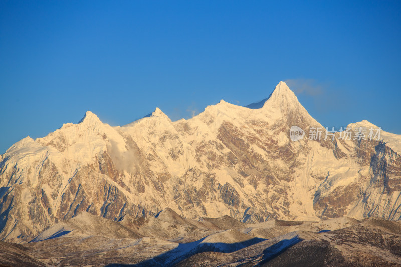 西藏林芝雪景南迦巴瓦峰日照金山雪山夕阳