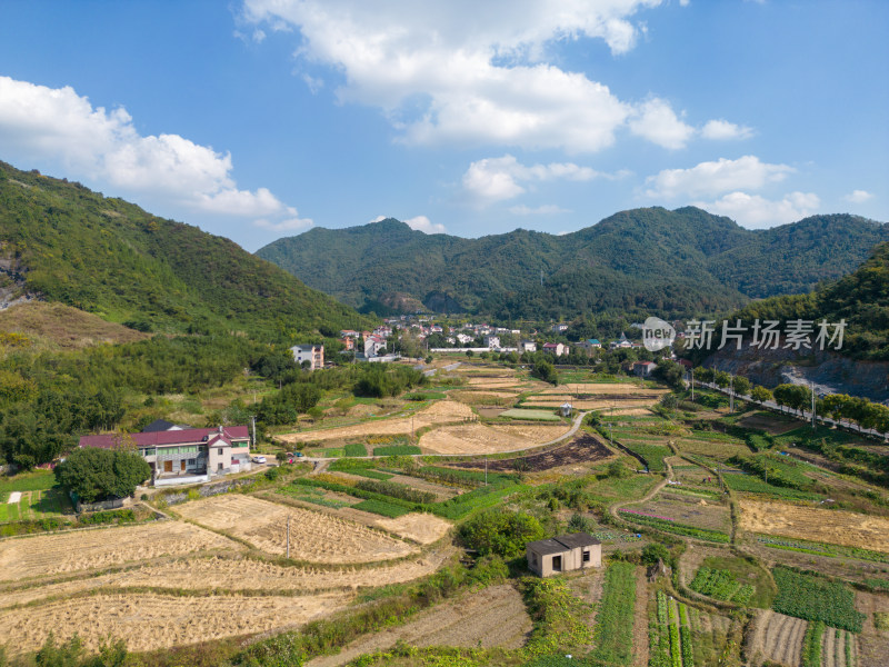 航拍蓝天白云下的青山乡村风光