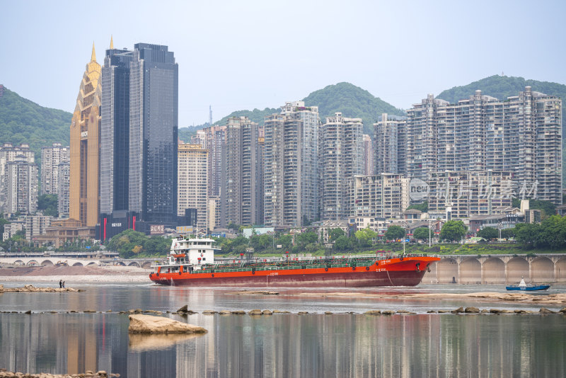 航行在重庆长江河道中的大型货轮轮船