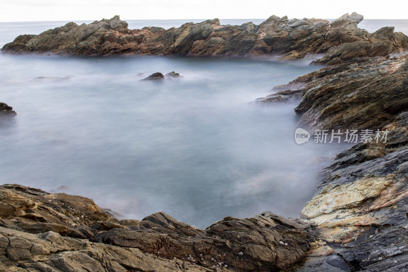 海岸边岩石与海洋景象
