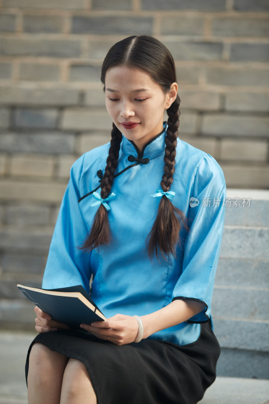 在古城身穿民国学生服饰的女大学生