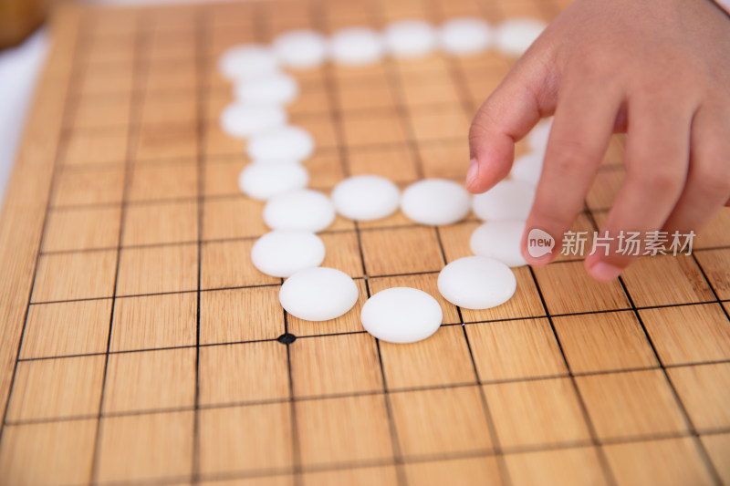 特写孩子的手在摆放围棋子