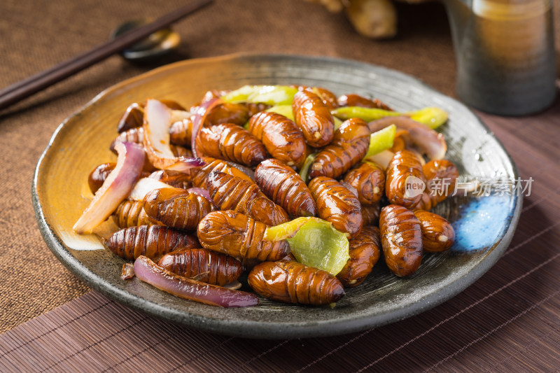 中国东北特色美食干炒茧蛹