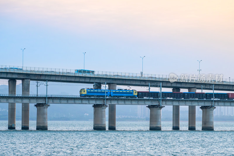 日落下跨海桥上行驶的火车