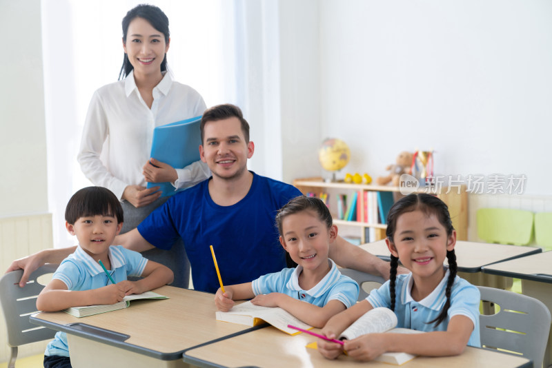 年轻老师在和学生在教室