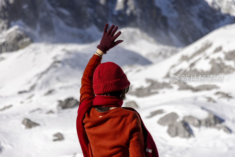 美女在云南丽江玉龙雪山旅行