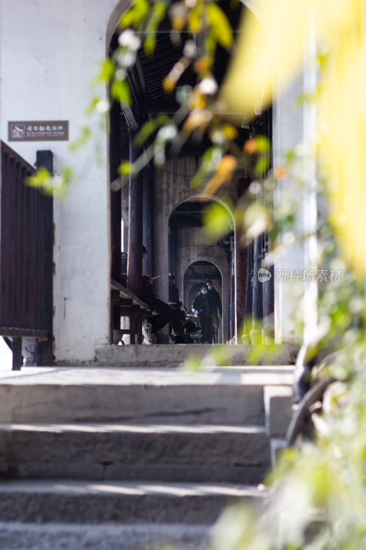 塘栖古镇古桥横跨水面，岸边传统建筑林立