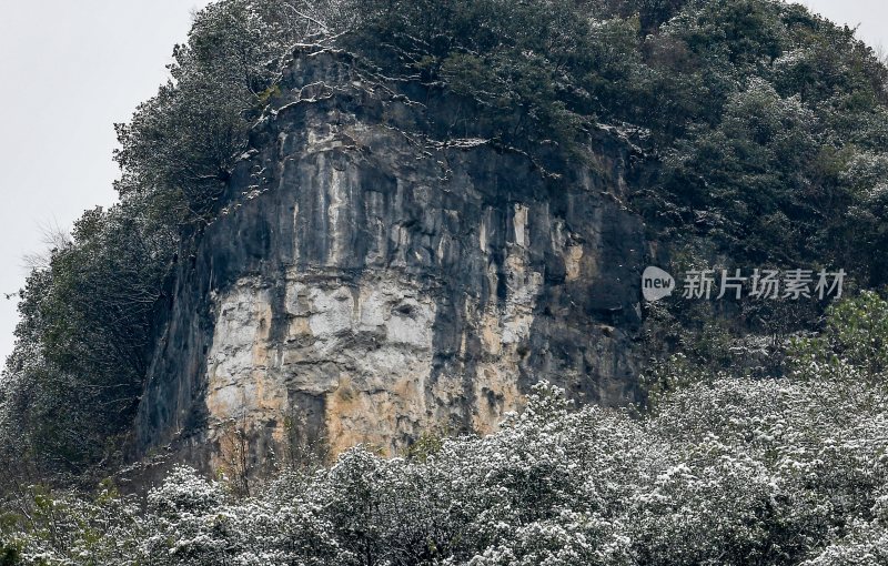 重庆酉阳：绵延青山披白纱