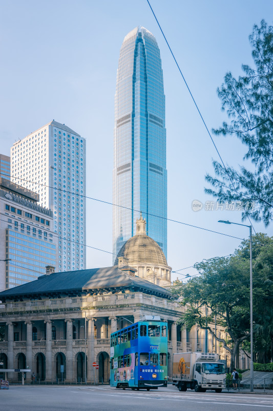 香港中环城市道路街景与摩天大楼