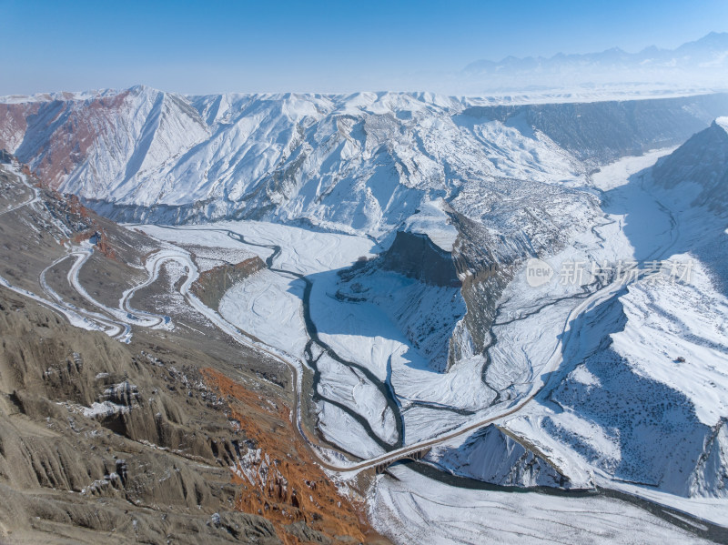 航拍新疆冬季安集海大峡谷雪景雪山山脉河流