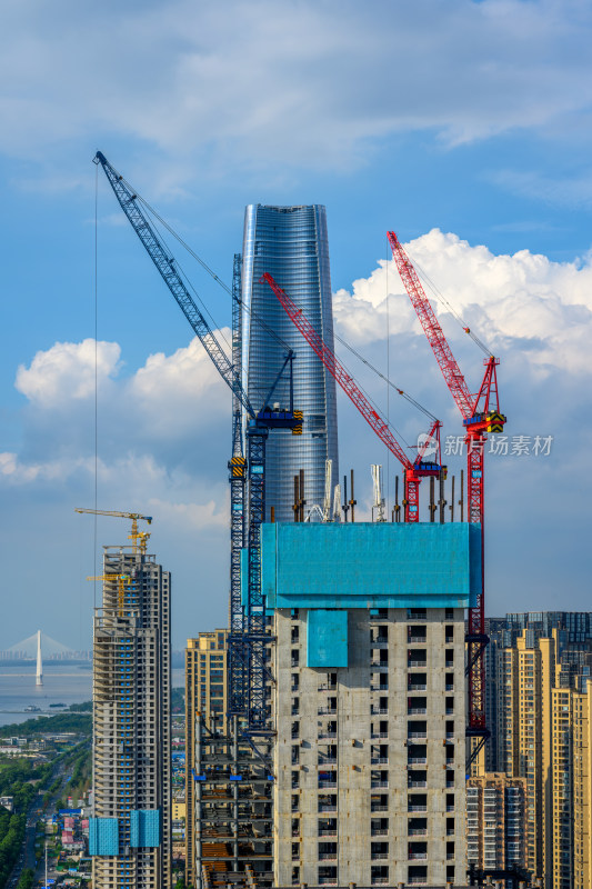 武汉夏季白天高层建筑天际线建设场景