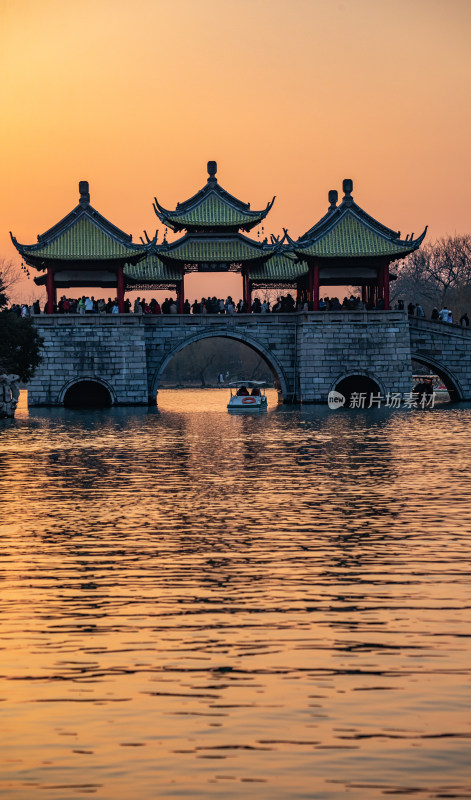 廋西湖五亭桥中式古桥与亭台楼阁黄昏景致