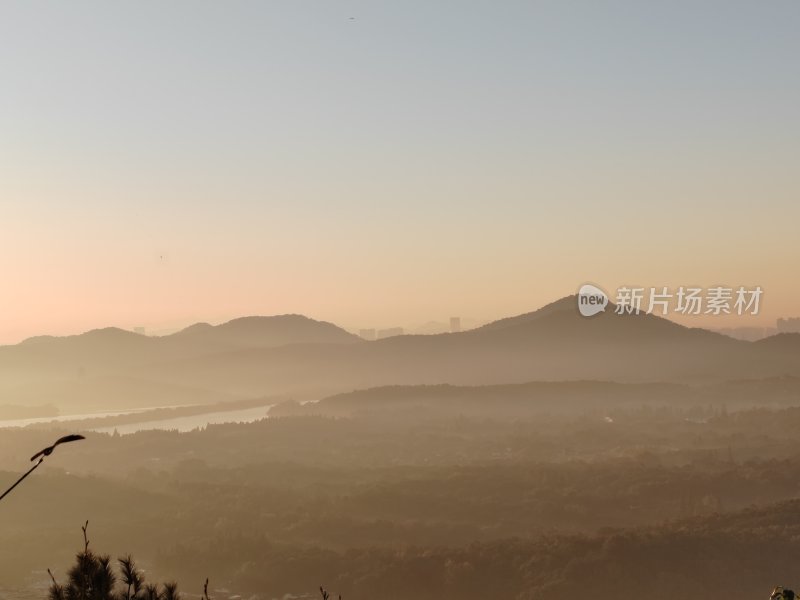 日出时分朦胧的群山景色