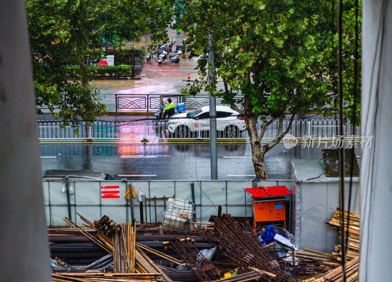 城市雨中工地里堆积的建筑材料