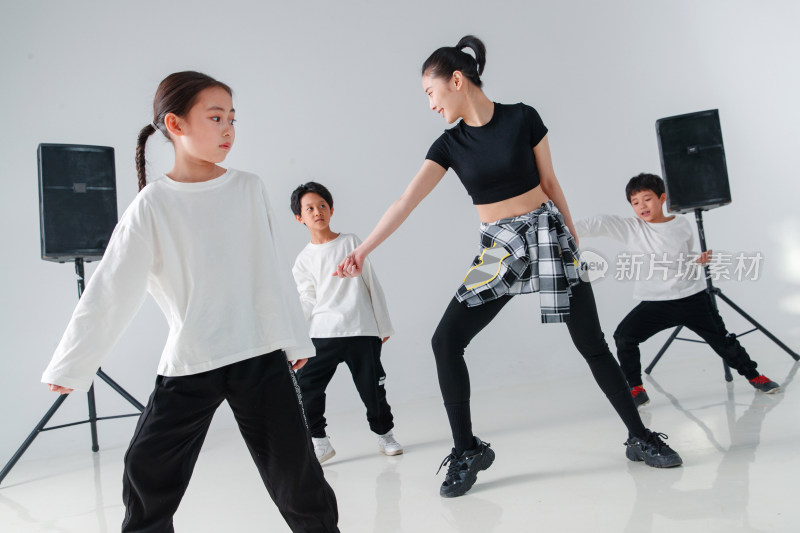 舞蹈老师教孩子们学跳舞